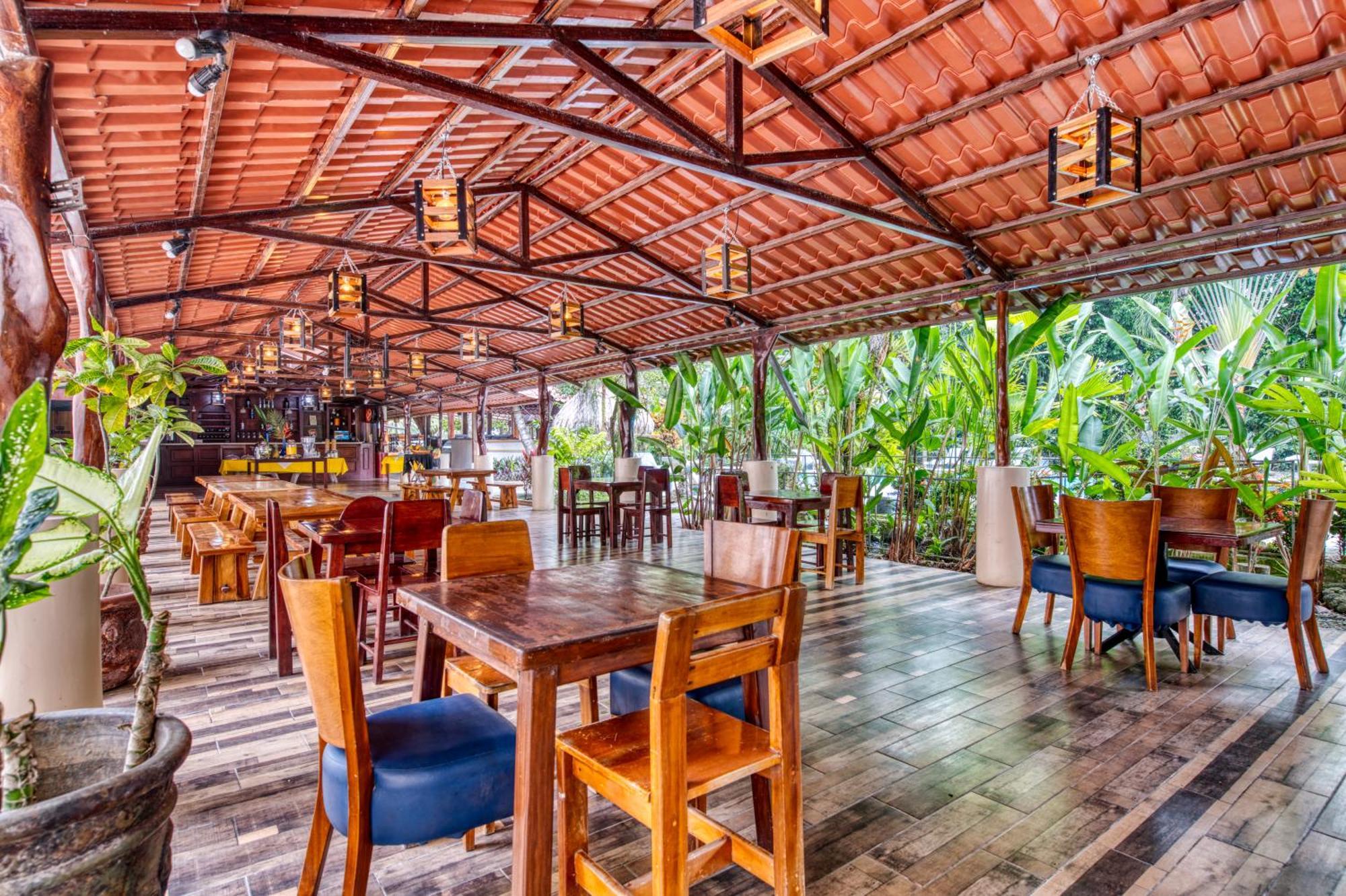 Atlantida Lodge Cahuita Exteriör bild