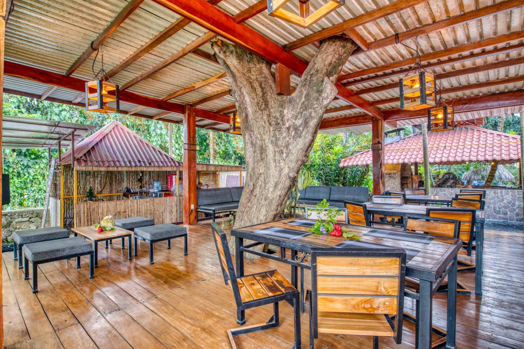 Atlantida Lodge Cahuita Exteriör bild