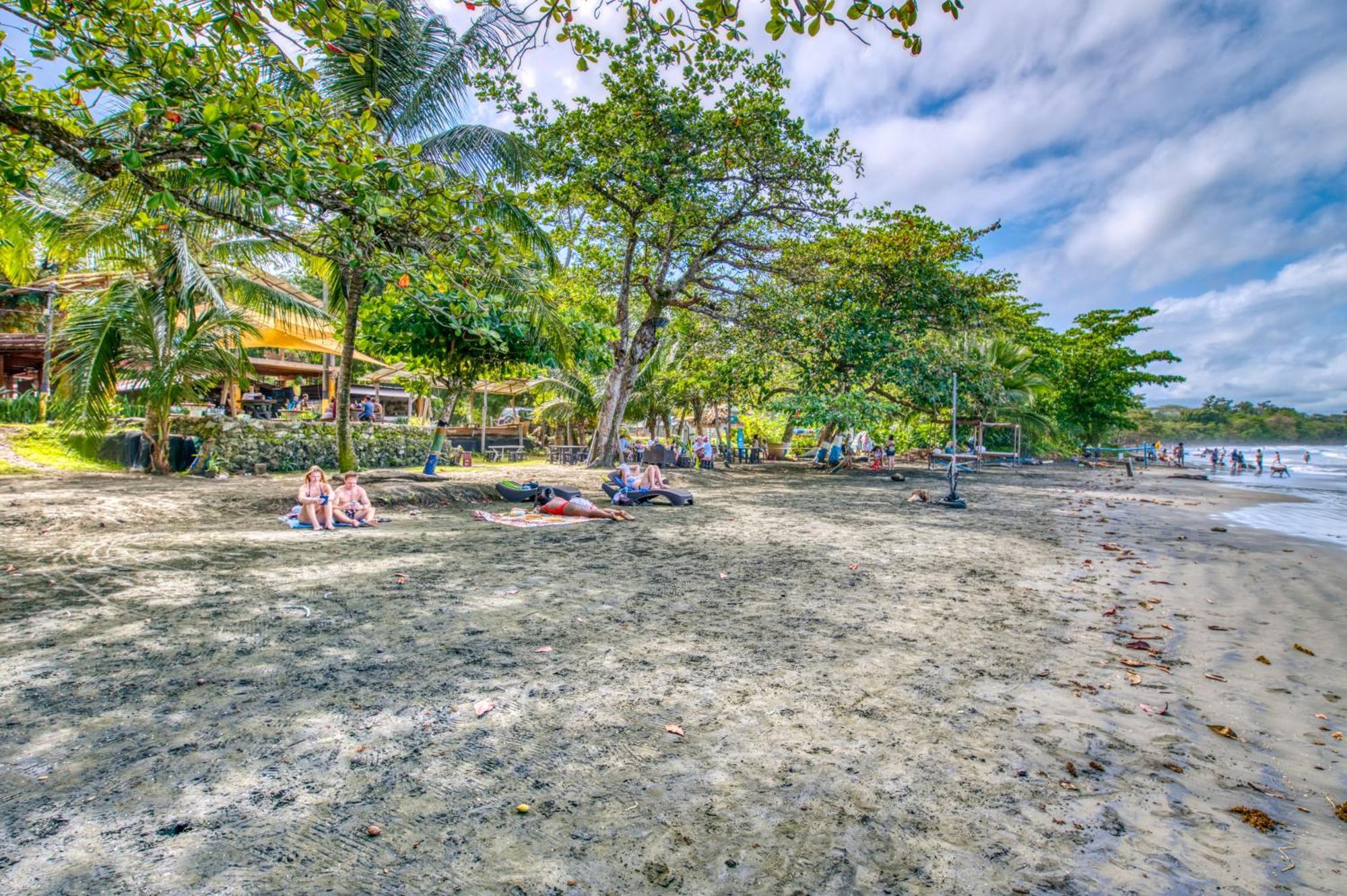 Atlantida Lodge Cahuita Exteriör bild
