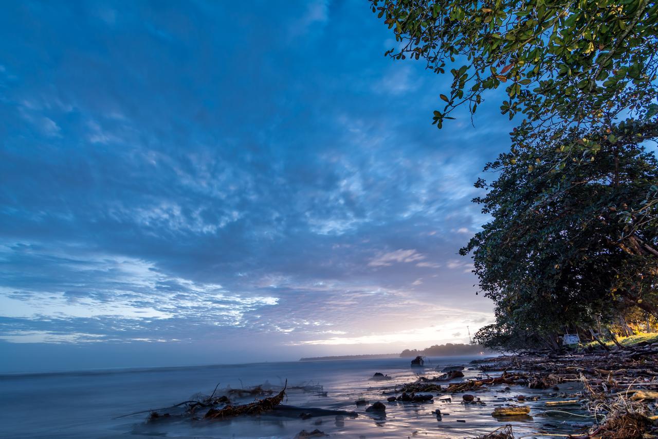 Atlantida Lodge Cahuita Exteriör bild