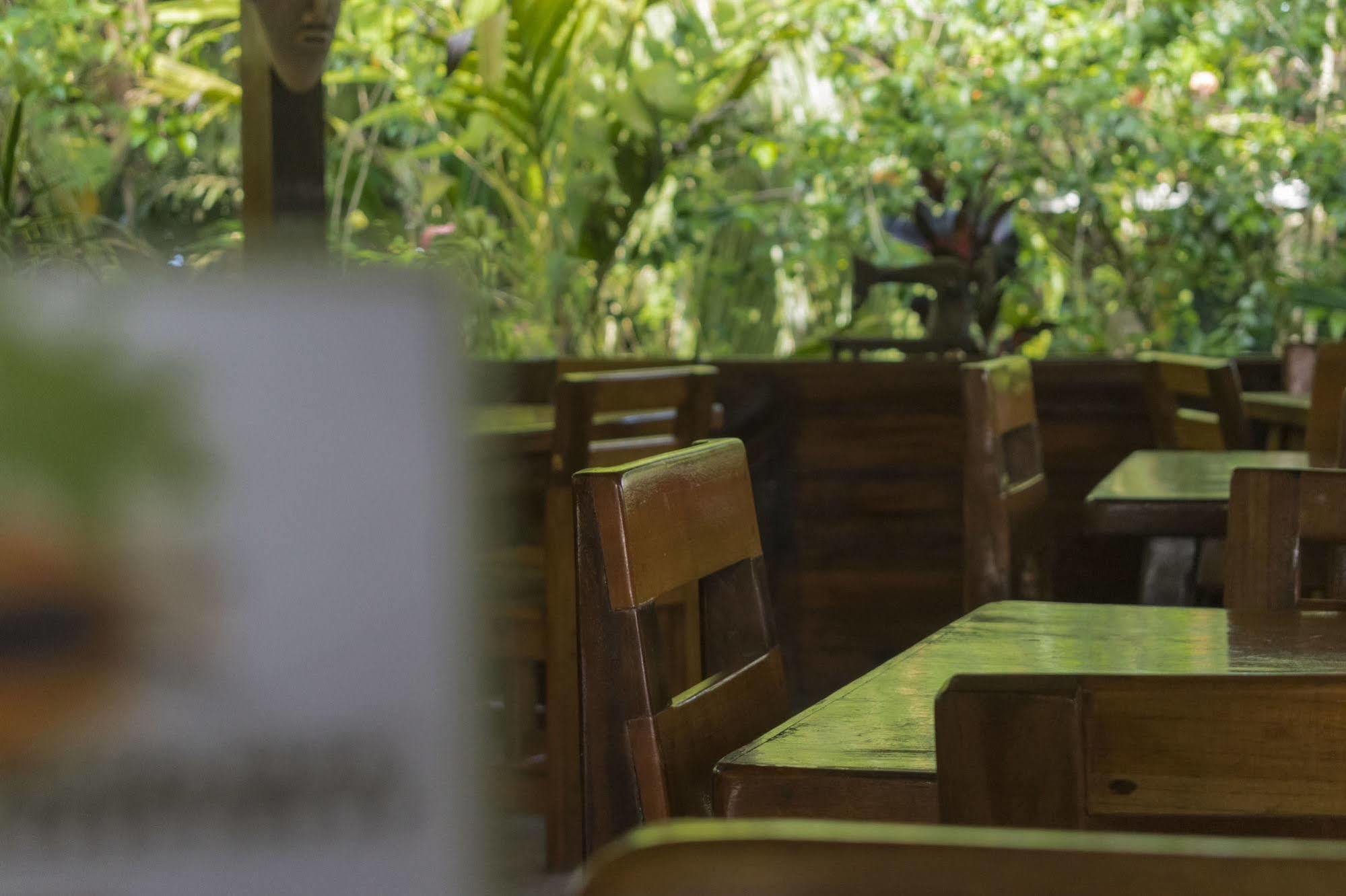 Atlantida Lodge Cahuita Exteriör bild